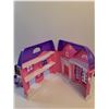 Image 5 : Foldable Plastic Toy House With Accessories & Roblox Figurines