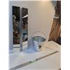 Image 1 : (2) Mirror Panes 