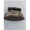 Image 3 : (5) Vintage Sad Irons & Handle Attachment