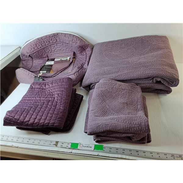 Imperial Home King Size Bedding Set- (4) Pillowcases & Blanket