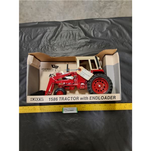 1/16 International 1586 Tractor with Endloader Toy