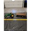 Image 1 : Die Cast John Deere Tractor and Bale Wagon Toy