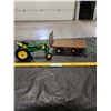 Image 4 : Die Cast John Deere Tractor and Bale Wagon Toy