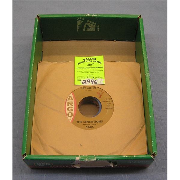 Mixed group of vintage 45 RPM records