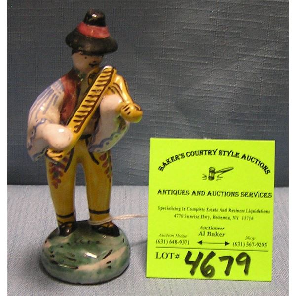 Early Violinist figurine