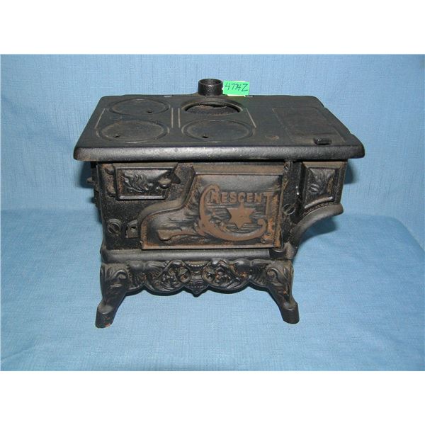 Cast iron crescent child's stove