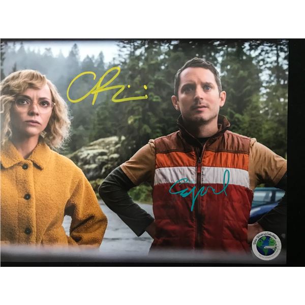 CHRISTINA RICCI AND ELIJAH WOOD DUAL SIGNED YELLOWJACKETS 8X10 - WWOC COA