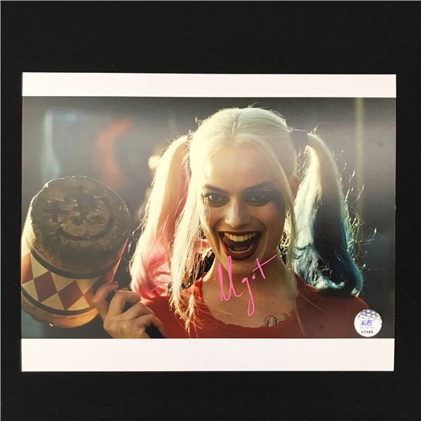 MARGOT ROBBIE SIGNED HARLEY QUINN 8X10 - KB COA