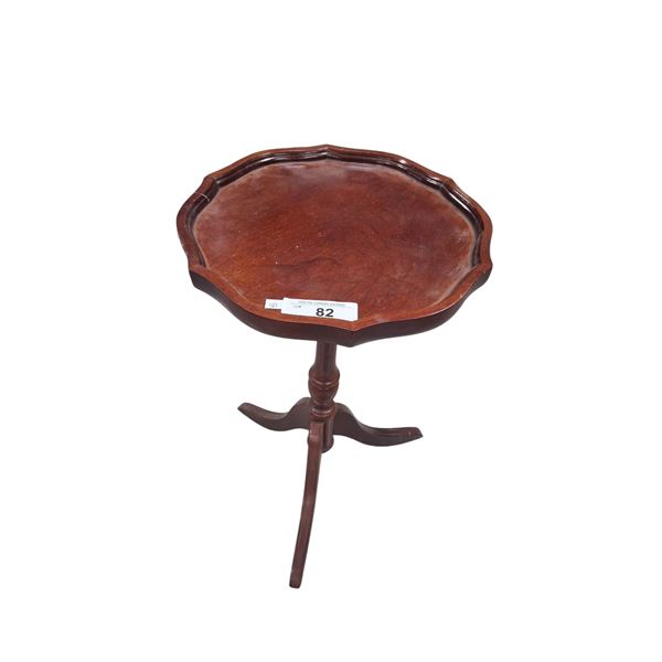 Antique parlour table 21" tall