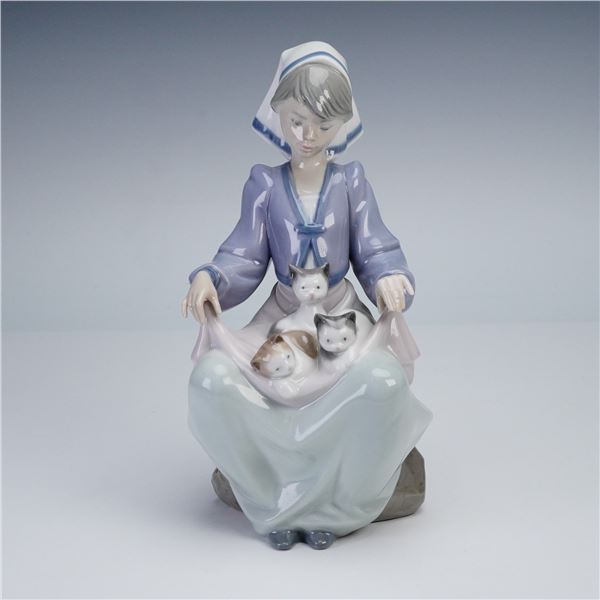 Lladro Porcelain Figurine, Lap Full of Love 1005739