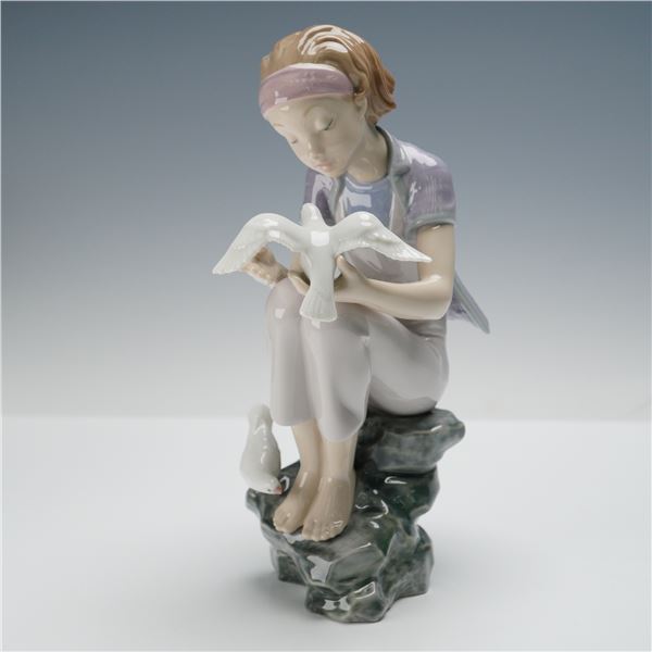 Lladro Figurine, Playing with Doves 1008536