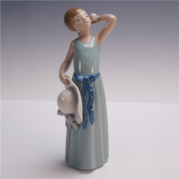 Lladro Porcelain Figurine Prissy #01005010