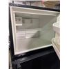 Image 4 : Frigidaire Black Refrigerator 30x32x69"