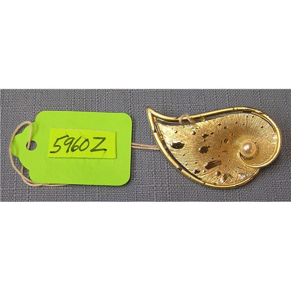 Vintage pin with pearl