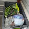Image 8 : Grey Tote w/ Contents - Wreath, 4 Pc Tumbler Set, Plates, 4 Blankets