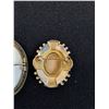 Image 5 : (2) Vintage Brooches: Cameo & Victorian Style