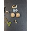 Image 2 : Lot: Folding Knives, Vintage Clip-On Earrings, Necklace, Three Leaf Clover, Skeleton Key, Misc