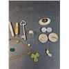 Image 4 : Lot: Folding Knives, Vintage Clip-On Earrings, Necklace, Three Leaf Clover, Skeleton Key, Misc