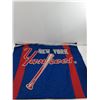 Image 2 : New York Yankees Banner/Flag - 56" x 35", Insulated Tote