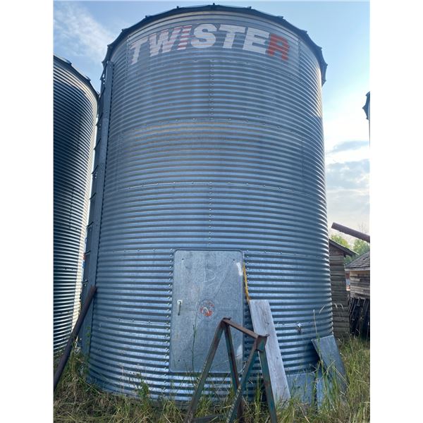 Twister, 7-ring, 2350 Bu, wood floor, the floors are in fair to good condition.
