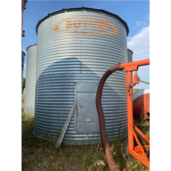 Butler, 4-ring, approx. 2000 Bu, wood floor, the floors are in fair to good condition.