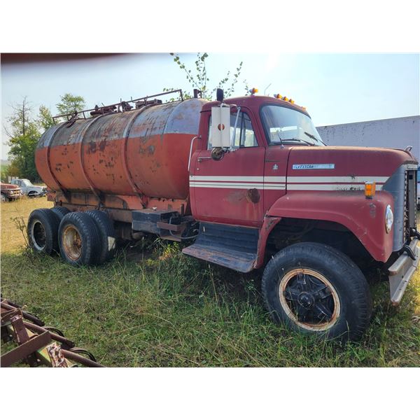 1974 IH Freestar 2010 tandem axle, 478 V8, 5&4 transmission, no brakes, approx. 2000-gal water tank,
