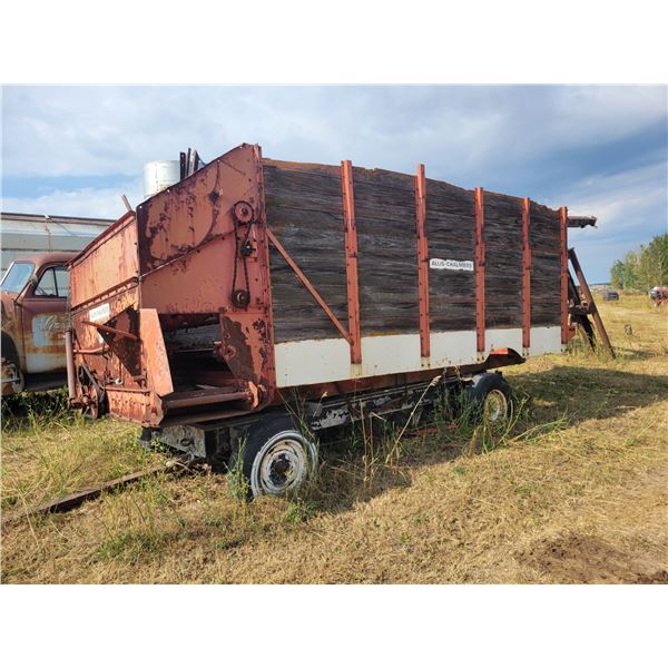 Allis-Chalmers silage feed wagon, approx. 12 ft, complete but floor is rotten, poor condition
