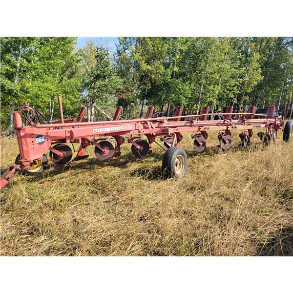 Massey Ferguson 880, 8 btm plow, 18 inch ,auto reset, spring trip coltors, very good condition