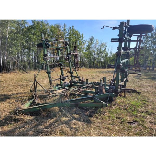 JD 250F Chisel plow, approx. 28 ft, mtd noble harrows