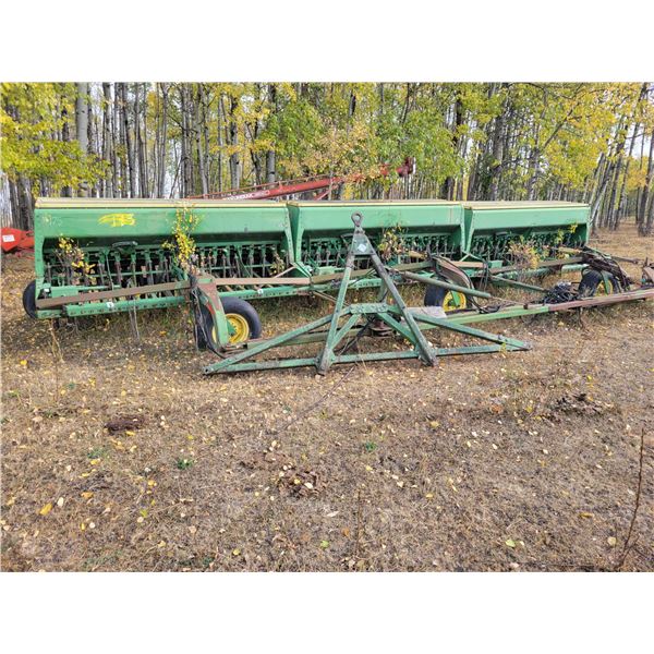 JD 9350 Press drills, factory transport 30 ft, hoe openers, rubber packers. Was bought & never used,