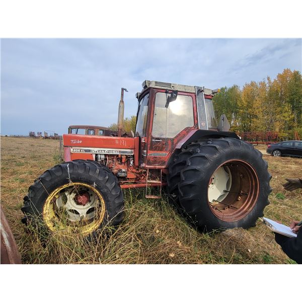 IH 856XL Front wheel assist tractor, was running, has trans issues c/w 2nd rear dual, SN. D030292D00