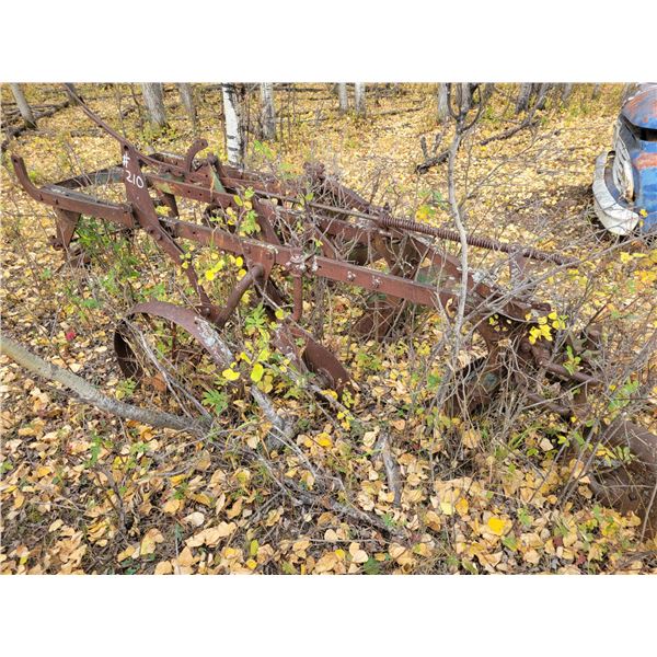 JD 3 btm plow, hyd. Lift, 16-inch c/w coulters