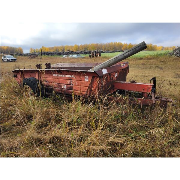 International 540 manure spreader, needs repairs