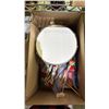 Image 3 : 3 BOXES OF TEMPERA PAINT, LOLLIPOP DRUMS & BASKETS