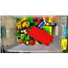 Image 3 : TOTE OF LARGE LEGO LIKE PIECES & 2 ROAD MAP FLOOR MATS