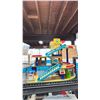 Image 2 : KID KRAFT CAR WASH, EDUCO GAS STATION/PARKING LOT & SMALL BOX OF TOY CARS