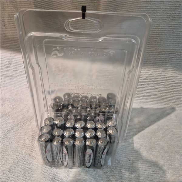 BUNDLE OF 40 NEW UNIVERSAL AA BATTERIES (MFG DATE 2023)