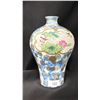 Image 1 : A FAMILLE ROSE FLOWER GARDEN VASE