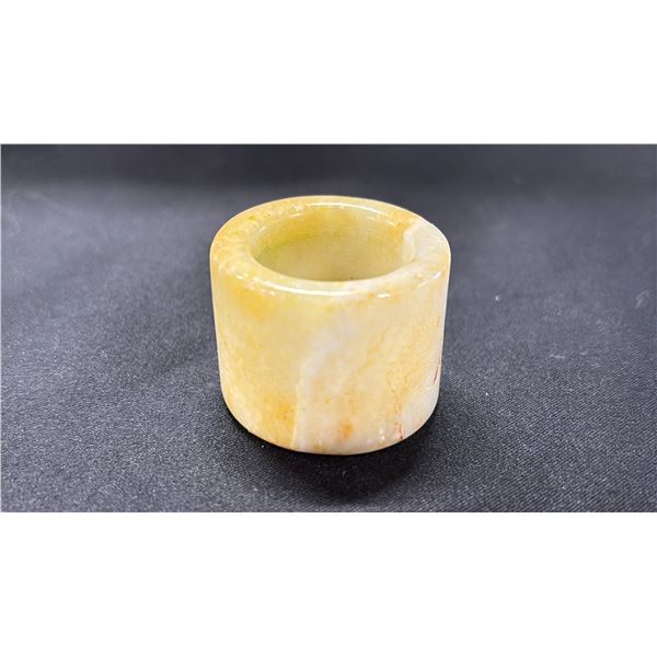 A MOTTLED CREAMY WHITE JADE ARCHER RING