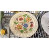 Image 7 : SHELF OF DECOR ITEMS & DECORATIVE PLATES