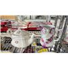 Image 9 : SHELF OF DECOR ITEMS & DECORATIVE PLATES
