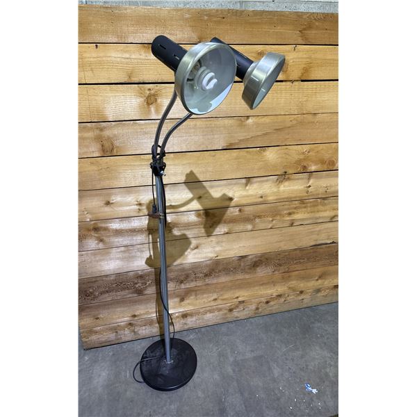 VINTAGE 2-LIGHT FLOOR LAMP