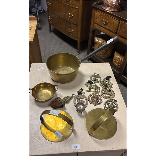 ASSORTED ANTIQUE BRASS ITEMS INCLUDING; POT, BRUSH, ORNAMENTS & MORE