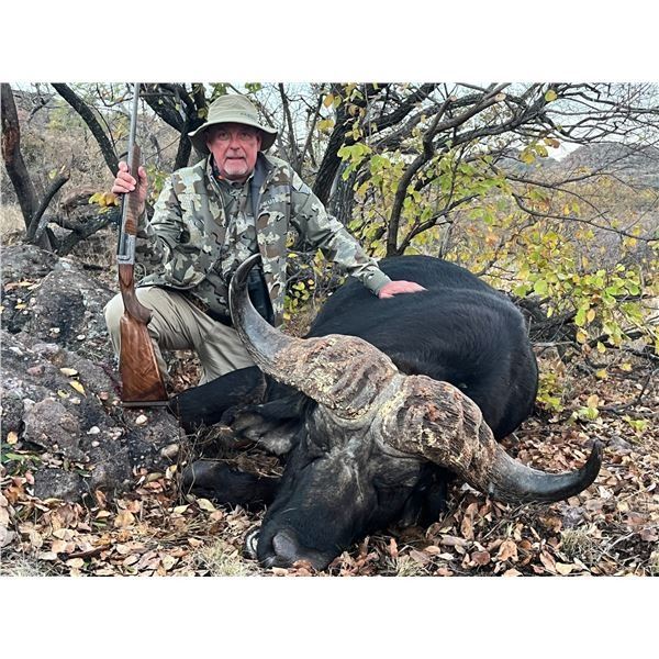 5-Day Cow Cape Buffalo Hunt for 1 hunter and 1 non hunter