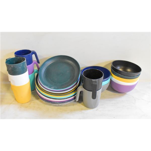 KYRATON PLASTIC DINNERWARE SET