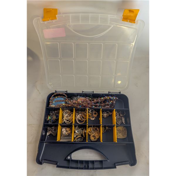 ORGANIZER OF ASSORTED COSTUME JEWELRY