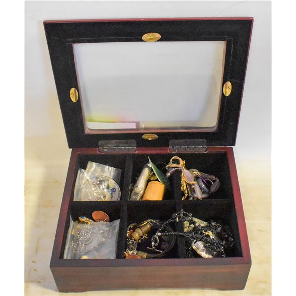 JEWELERY BOX WITH MISC COSTUME JEWLERY+BROOCHES
