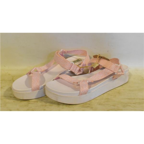 NEW WITH TAGS LADIES DESIGN LAB SHOES SIZE 8