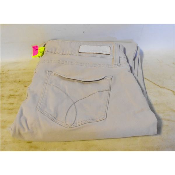 LADIES SZ 8 WHITE CALVIN KLEIN STRETCH JEANS