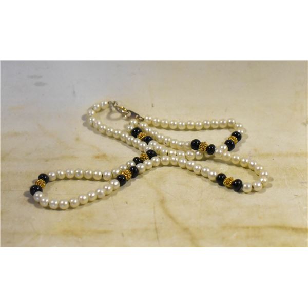 WHITE & RED BEADED NECKLACE